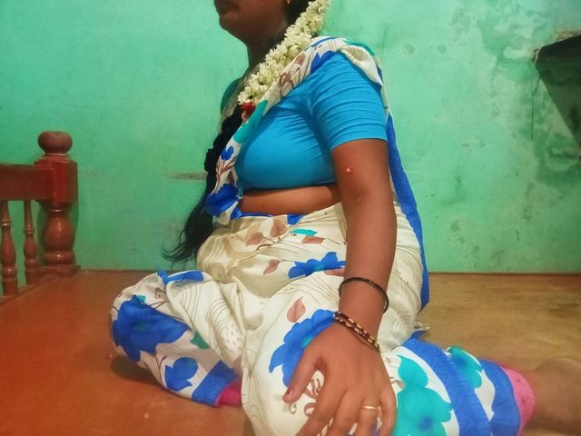 Tamil Aunty Priyanka Pussy Show in Village Home (Priyanka priya)