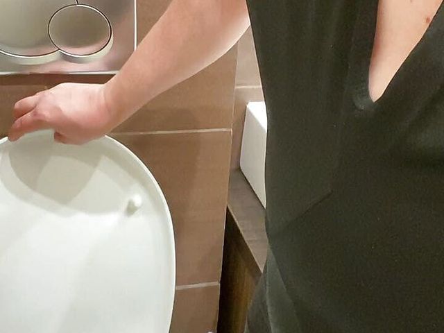 Pissing in Dress (Bounty world)