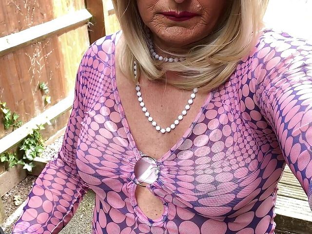 Amateur crossdresser Kellycd2022 sexy milf peeing her little pink panties and pantyhose outdoors masturbation sissy (Kellycd)