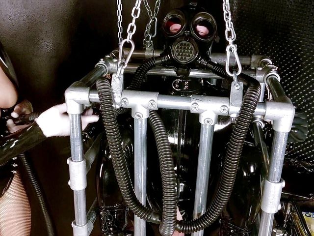 Kinky rubber cage (Lucie Arztin)