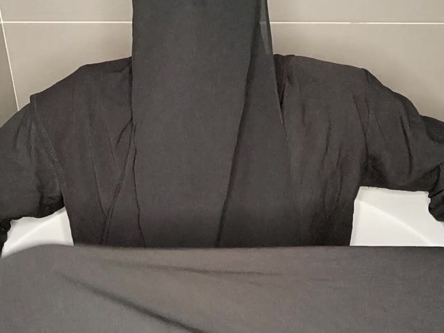 Bathtub Handjob (Malaysian Hijab Trans)