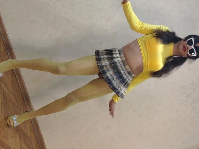 Sissy Ponyboy in Yellow Pantyhose with Tiny Dick Dancing and Showing Her Super Body (Little pony boy)