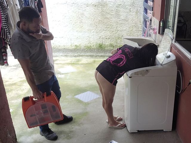 Married Housewife Pays Washing Machine Technician with Her Ass While Cuckold Husband Is Away (Casalpimenta)